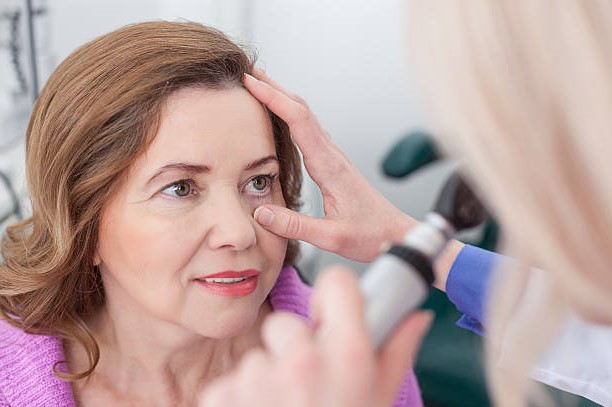 Причины ухудшения зрения при менопаузе и что делать?