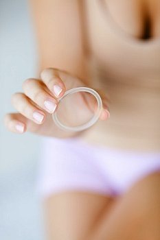 Противозачаточное кольцо НоваРинг, противопоказания, побочные действия, как вставлять противозачаточное кольцо НоваРинг, отзывы врачей