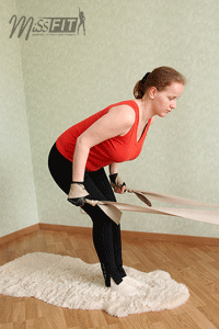 ► Упражнение «Разгибание рук со жгутом» для тренировки трицепса в домашних условиях