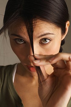 Можно ли красить волосы беременным ► Хотите узнать, можно или нельзя красить волосы беременным? Чем женщинам во время беременности можно безопасно покрасить волосы: хной, краской без аммиака?