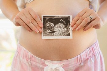 На фото УЗИ в 32 недели беременности четко видно не только пол ребенка, но и его внешнее сходство с родителями!