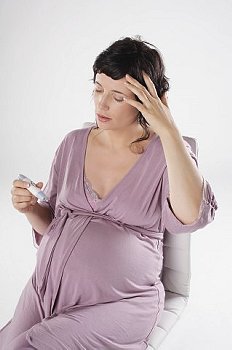 ► Почему возникают приступы или приливы жара при беременности? Рассказываем, от чего беременных бросает в жар, а также когда нужно сбивать температуру!