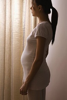 Как избавиться от молочницы во время беременности ► Хотите узнать, как избавиться от молочницы во время беременности? Рассказываем, какие народные, лекарственные средства и свечи лечат молочницу у беременных!