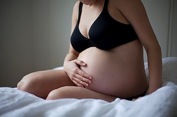 Как отходит пробка перед родами ► Как отходит слизистая пробка перед родами у первородящих, повторнородящих женщин?