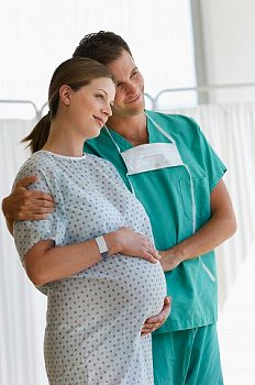 ► Когда пора ехать в роддом при схватках у беременных если первые роды или вторые?
