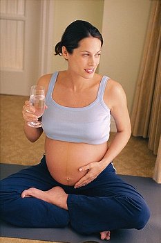 ► Можно ли беременным пить газированную минеральную или сладкую воду?