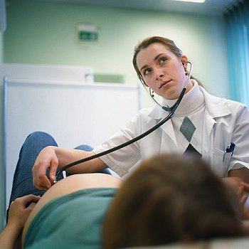 Ребенок редко шевелится в животе ► Почему ребенок редко или не активно шевелится в животе у мамы?