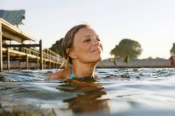 ► Купаться во время месячных с тампоном в море можно, но соблюдая определенные правила!