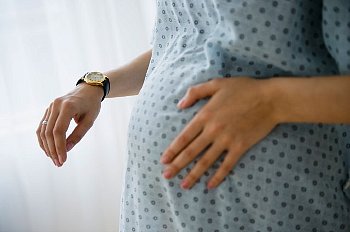 За сколько до родов отходят воды ► За сколько до родов отходят воды в норме? Рассказываем, когда отходят воды, через сколько начинаются родовые схватки у беременных!
