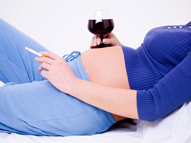 ► Можно ли употреблять алкоголь на ранних, поздних сроках беременности