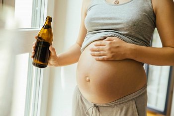 ► Можно ли обычное, безалкогольное пиво при беременности на ранних сроках, в 1, 2, 3 триместре?