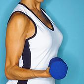 Увеличение объема кардиотренировки и силовых упражнений с легкими весами способствует более эффективному сжиганию жира