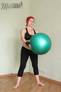 ► Упражнение «Плие-приседание с мячом» для укрепления бедер и ягодиц в домашних условиях