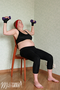 ► Упражнение «Жим гантелей под углом 45° со стула» на мышцы груди в домашних условиях для женщин