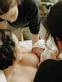 ► Значение раннего прикладывания новорожденного к груди