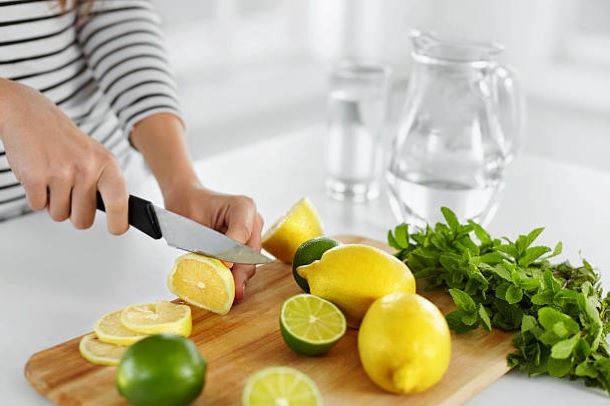 ► Что будет происходить с телом, если пить воду с лимоном каждый день натощак?