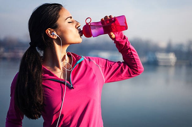 ► Как правильно пить воду во время тренировки?