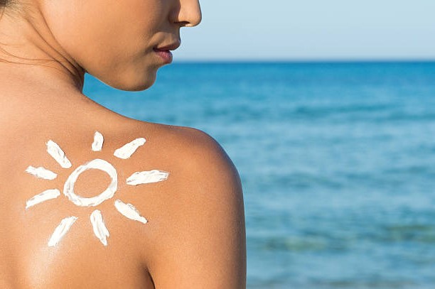 ► Если неправильно пользоваться солнцезащитным кремом, можно спровоцировать рак кожи