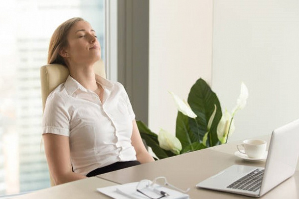 Сидеть с прямой спиной вредно