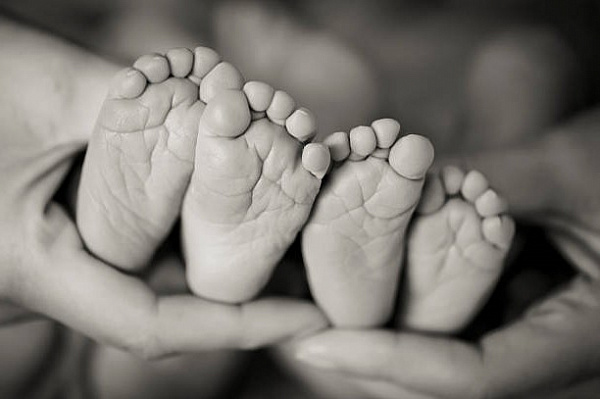 Двойняшки появились на свет через 4 месяца после смерти матери