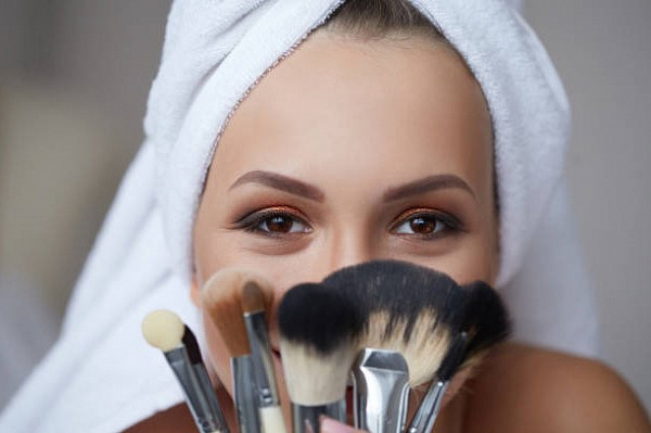 11 способов выглядеть моложе с помощью макияжа