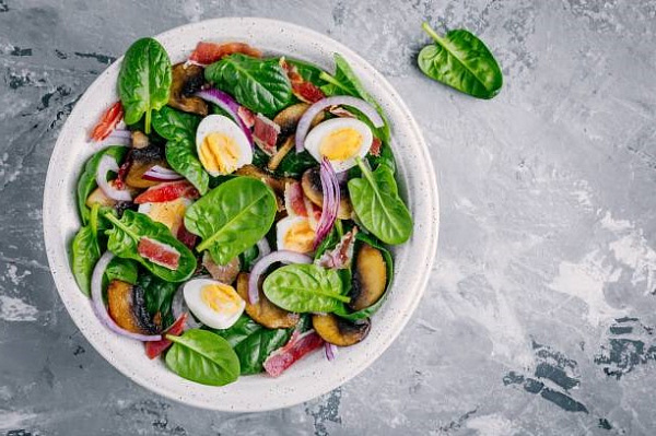 Овощные салаты практически бесполезны без яиц: вывод ученых