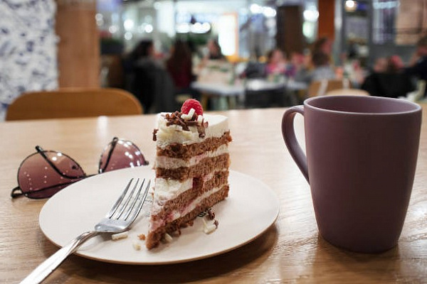 Как отказаться от еды, когда все вокруг настаивают?