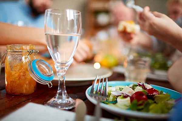 Стоить ли пить воду во время еды?