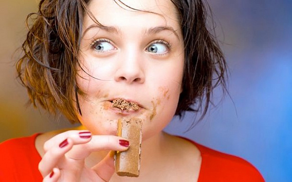 Почему перед месячными хочется вредных «вкусняшек»?
