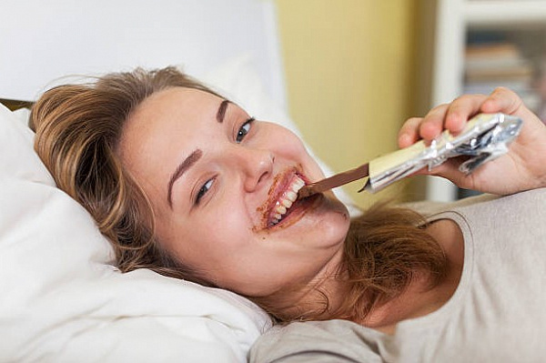 Почему во время ПМС женщинам всегда хочется сладкого?