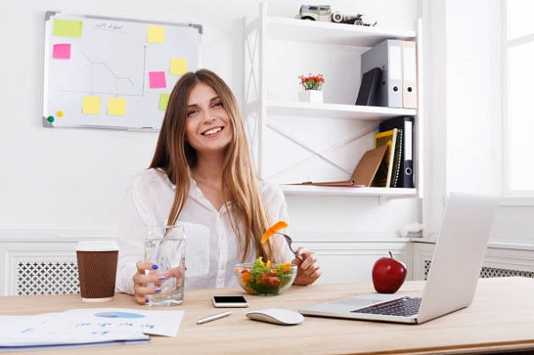 Как правильно питаться в офисе и главные ошибки, которые мы допускаем