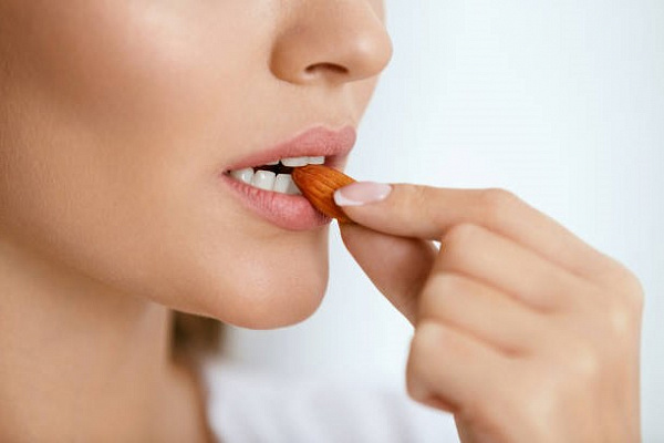 Почему нужно есть сырой миндаль каждый день?